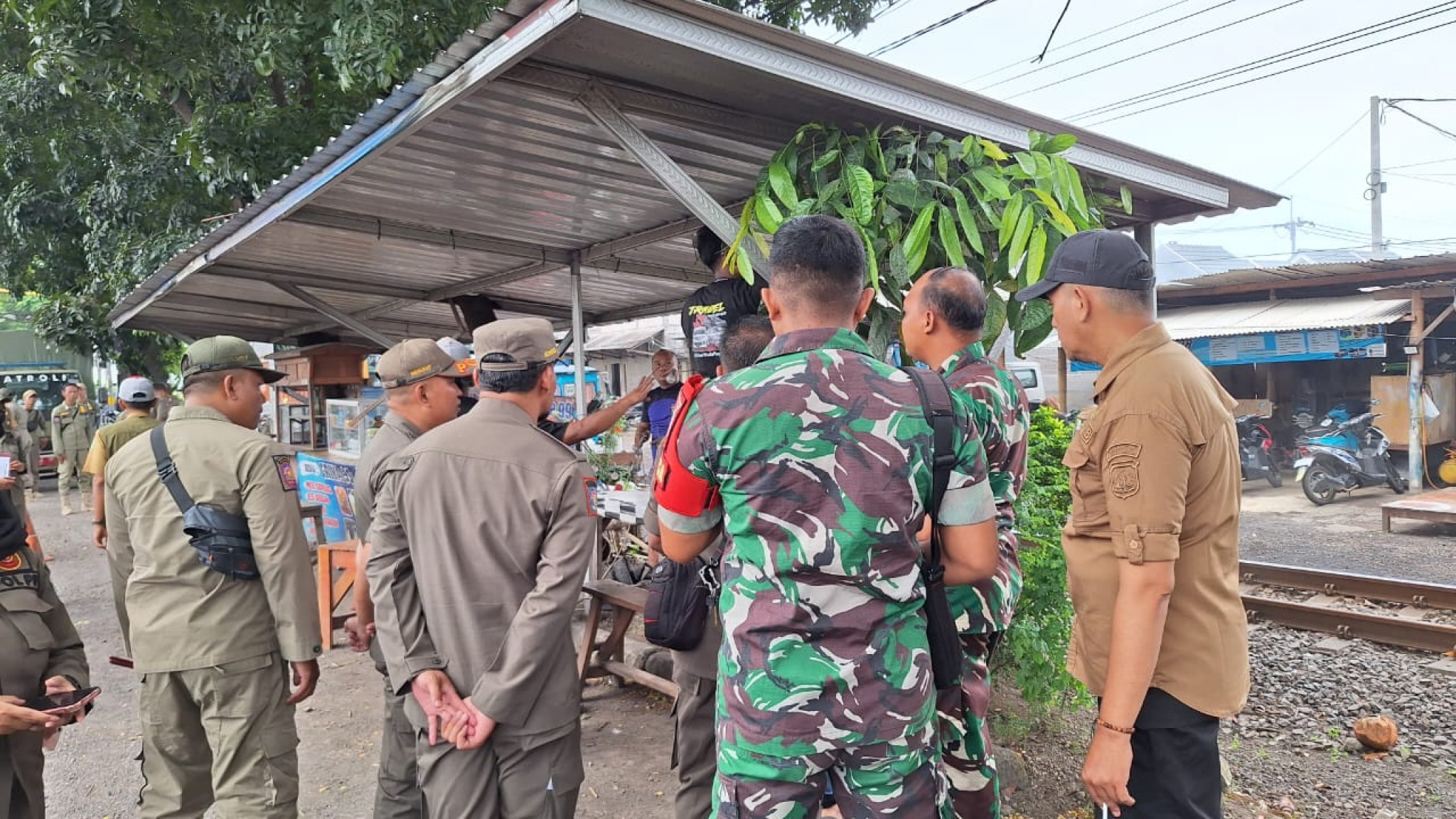 Aparat Gabungan Tertibkan Lapak PKL di Beji Setelah Teguran Berkali-kali